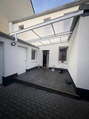 Großzügiges Wohn- und Gewerbeobjekt mit zwei separaten Wohneinheiten, Innenhof und Garagen