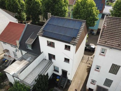 Großes Einfamilienhaus mit PV-Anlage, Garten und Garage