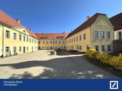 Exklusives Wohnen im historischen Ambiente: Moderne 3-Zi. Wohnung im Schloß Weistropp