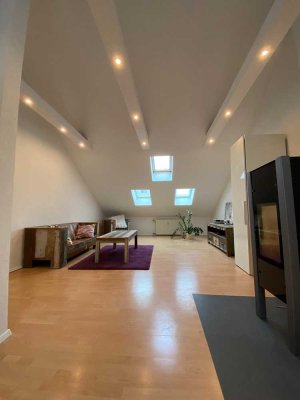 Stilvolle, geräumige und modernisierte 2-Zimmer-DG-Wohnung mit EBK in Mannheim
