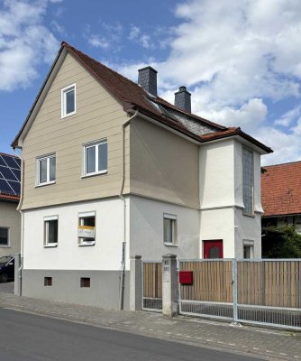 Frisch saniertes 5-Zimmer-Einfamilienhaus mit Hof, Terrasse & kleinem Garten in Wehrheim