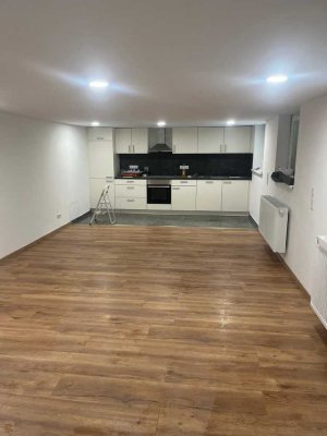 Vollständig renovierte Wohnung mit dreieinhalb Zimmern und Einbauküche in Kaiserslautern