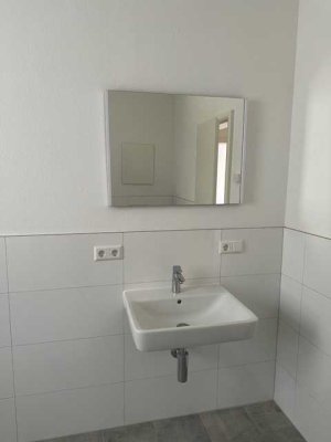 Erstbezug nach Sanierung mit Balkon und Einbauküche: Stilvolle 1-Zimmer-EG-Wohnung in Trossingen