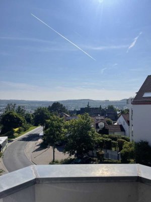 Sonnige 2-Zi-Wohnung mit Balkon und schöner Aussicht