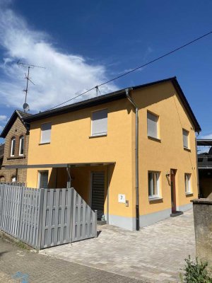 Schöne helle Erdgeschosswohnung mit eigenem Eingang und überdachter Terrasse