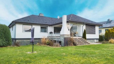 Einzigartiges Einfamilienhaus im Bungalowstil mit Schwimmhalle und großem Garten