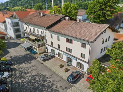 Anlageobjekt mit Entwicklungspotenzial – Mehrfamilienhaus mit 12 Einheiten zentral in Hausham
