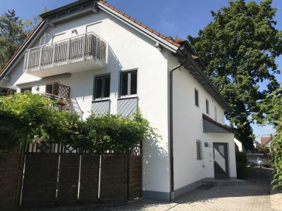 Schöne, modernisierte 4-Zimmer-Maisonette-Wohnung mit Balkon und Wohnküche in Trudering,