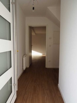 Helle und gehobene 2,5 -Zimmer-Wohnung mit Einbauküche und eigenem Garten; Mönsheim
