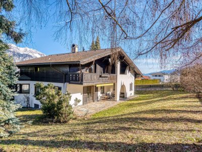 Traditionelles Landhaus auf großem Grundstück