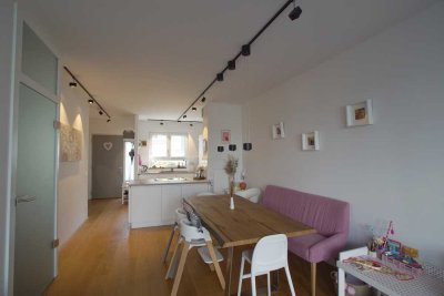 FRIEDRICHSDORF: Modernes Reihenmittelhaus mit Garten und Dachterrasse in ruhigem Wohngebiet!