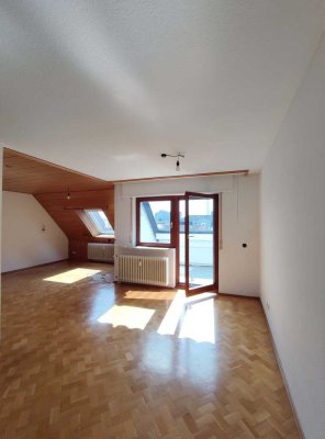Großzügige, helle 2,5 Zimmer Wohnung mit kleiner Dachterrasse!lkon!