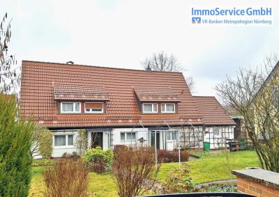 Renovierungsbedürftiges Einfamilienhaus mit großen gepflegen Garten und Garage