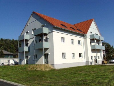 Sonnige Neubauwohnung mit Balkon, Einbauküche und Carport