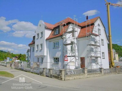 "Schmidl Villa": Traumhaft Wohnen im sanierten Altbau - 2-Zimmer-OG-Whg. mit EBK u. Carport