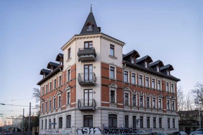 Parkett I moderne fliesen im Bad I moderne Einbauküche I Balkon