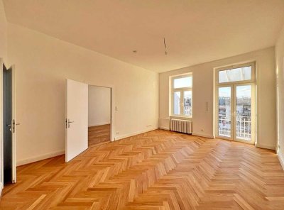 erstklassig sanierte 4 Zi.-Whg. m. Balkon, TGL-Bad, Parkett u. PKW-Stellplatz (optional)