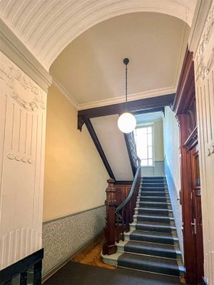 Nur 5.929,-€ pro QM-IMPOSANTER 4 Zi.-ALTBAU mit 3,7 Stuckdecken-dicht Fasanenplatz
