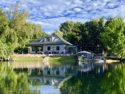 Freistehendes Einfamilienhaus mit See in Alleinlage in Karlsuhe Stadt zu verkaufen.