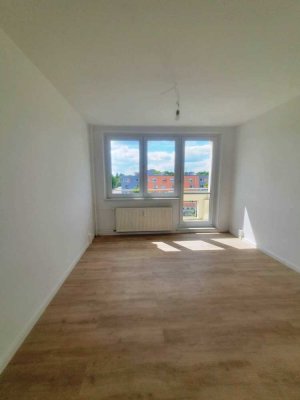 Frisch sanierte 4-Zimmer-Wohnung in Cottbus mit 3 Loggien, 2 Bädern und Aufzug