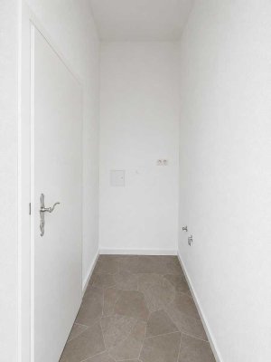Renovierte Wohnung: 1,5 Zimmer mit Balkon