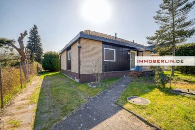 IMMOBERLIN.DE - Attraktiver Bungalow mit Wintergarten & Garage in ländlicher Lage vor den Toren Berl