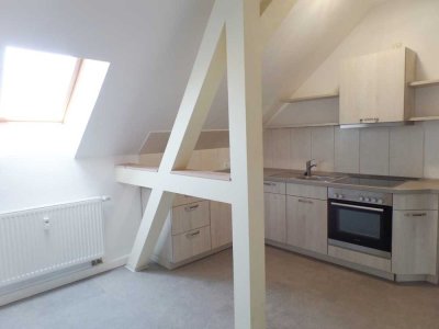 Prima für Paare oder die kleine Familie: Gemütliche Dachgeschosswohnung mit toller Einbauküche