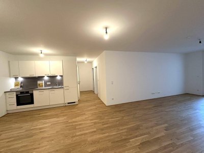Hier wartet ein TOP-Investement auf Sie! Traumhafte 3-Zimmer Wohnung mit fast 40m2 Wohnzimmer und bereits eingebauter Küche! Neubau-Erstbezug &amp; Provisionsfrei!
