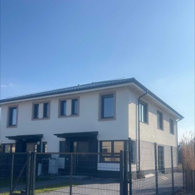 Erstbezug: exklusives und großes Haus mit vier Zimmern in Zeuthen