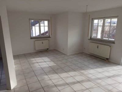 Großzügige 5-Zimmer-Wohnung mit Balkon im 2. OG in Aising