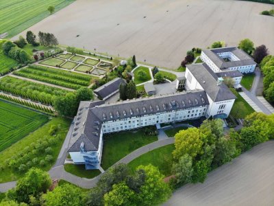 Ehemaliges Klosteranwesen in ländlicher Idylle