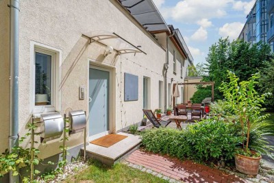 Exklusive Remisenwohnung mit Stadthausflair und Terrasse im beliebten Travekiez, Friedrichshain