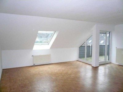 Neu renovierte 2,5 Raum-Dachgeschoss-Wohnung mit SW-Loggia