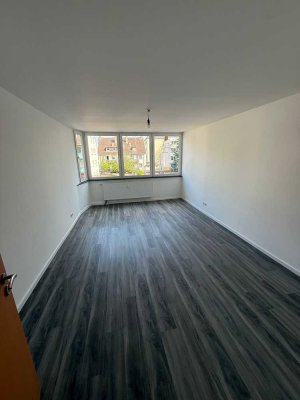 Renovierte 3- Zimmer-Wohnung mit Balkon in Nippes - WG geeignet