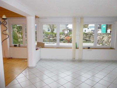 Gepflegte 2-Zimmer Souterrain -Wohnung mit Terrasse