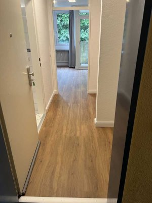 Geschmackvolle, vollst. renovierte 1-Zimmer-Wohnung mit geh. Innenausstattung mit Balkon und EBK