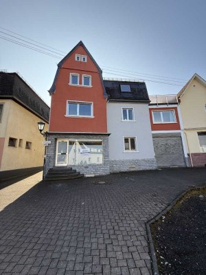 Gepflegtes Einfamilienhaus mit Dachterrasse in Arzbach zum Kauf!