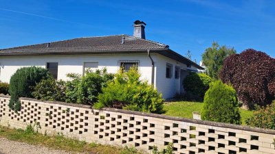Zum Wohlfühlen: Einfamilienhaus (Bungalow) in ruhiger Lage mit Garten, Wellnessbereich & Schwimmbad