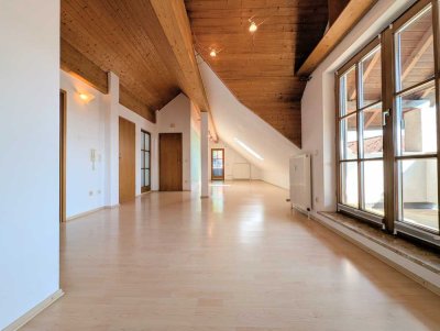 Wohnen mit Atmosphäre: Stilvolle DG-Wohnung mit Holzakzenten und Dachterrasse