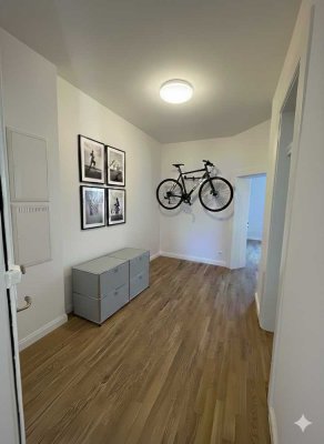 Erstbezug nach Sanierung: Stilvolle 2-Zimmer-Altbauwohnung mit Balkon