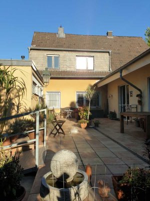 Brühl, freist. EFH mit Einliegerw. im DG,  gr. teilbares Grundstück,  weitere Bebauung mit MFH, ZFH
