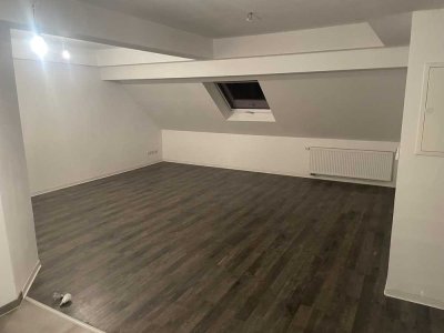 Attraktive 2. ZKB Wohnung im Dachgeschoss Nähe WEP