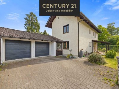 Viel Platz zum Wohnen – Zweifamilienhaus mit großem Grundstück, Doppelgarage & Nebengebäude!
