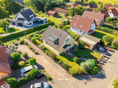 Reizendes Landhaus mit separater Einliegerwohnung, Wärmepumpe und Blick aufs Wasser.