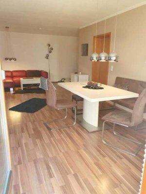 Frei: Schöne Wohnung (2ZKB, etc.) mit Balkon + Inventar, 1. OG, mit Duplex-Parkplatz, in guter Lage!