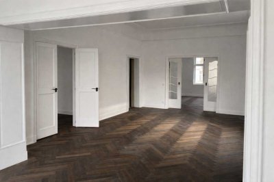 Repräsentative Beletage in klassischer Stadtvilla mit großem Balkon (1 von 4 Wohnungen)