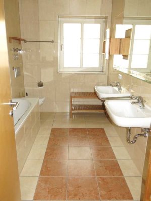 Tolle 4-Zimmer-Wohnung mit Balkon, Fußbodenheizung, Parkett, PKW-Stellplatz! EBK vom Vormieter mgl.!