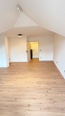 Geräumige 1,5 ZKB teilmöbliert, Loggia, innerer Westen, ab sofort