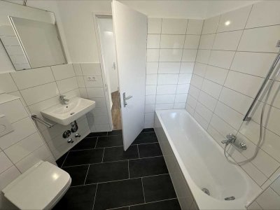 Frisch saniert mit Balkon & großem Wohnzimmer! Familienfreundliche 3-Z.-W.