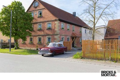 Sanierte Hofstelle mit Scheune, Garagen und Wiese